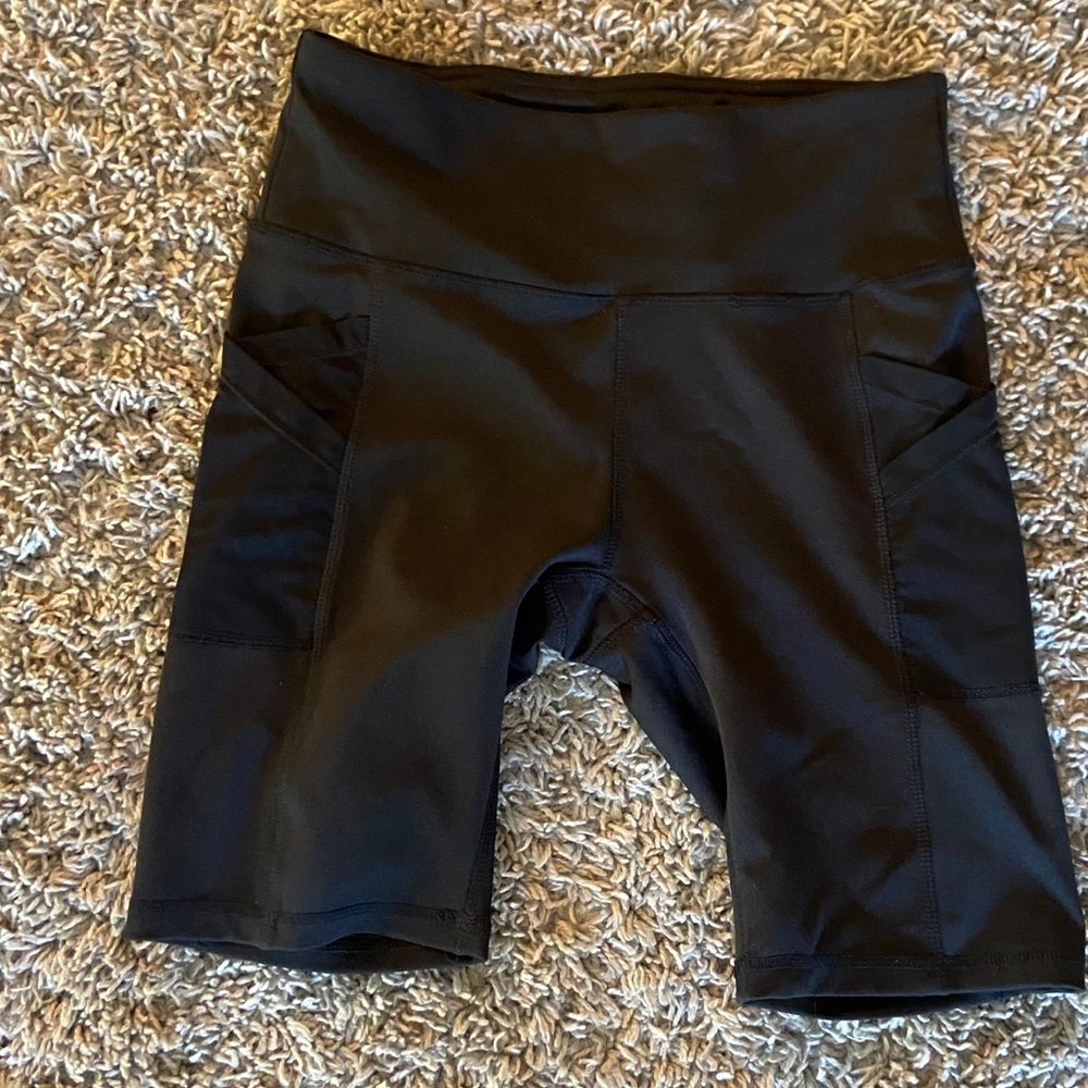 Biker shorts w/cell phone pocket